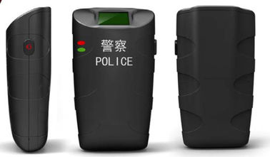 警察は誓約者の刑事訴訟のための法廷の実験装置の指紋をとります